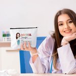 Bolsa de maquillaje personalizada con el nombre del personaje de enfermera retro de dibujos animados Regalo de agradecimiento por la graduación de la semana de la enfermera para el personal médico