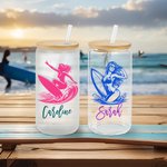 Personalisierte Multicolor Ozean Surfen Figur 20 oz gefrostet oder Klarglas Becher mit Deckel und Stroh Geburtstag Strand Party Geschenk für Surfen Liebhaber