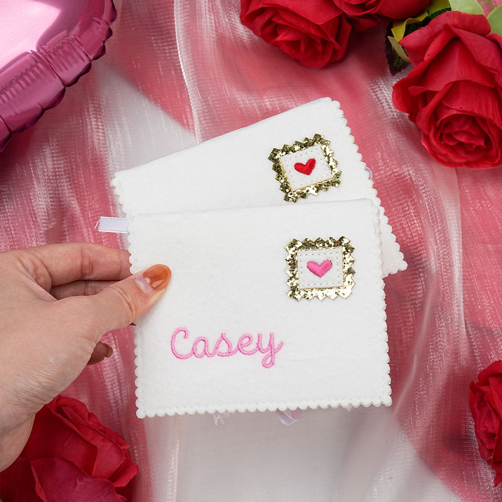 Enveloppe personnalisée en feutre de laine en forme de coeur rose rouge avec nom brodé Cadeau d'anniversaire de St Valentin pour femmes hommes
