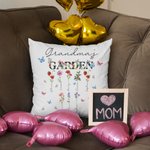 Personalisierte Omas Garten 1-8 Geburt Blumen weiches Kissen Abdeckung mit Namen Geburtstag Muttertag Geschenk für Mama Oma