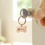 Personalisierte eingraviert Haustier Portrait Foto Name Knochen Form Schlüsselanhänger mit einzelnen Flügeln Charme Geburtstag Jahrestag Memorial Geschenk für Tierliebhaber