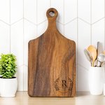Personalisierte eingraviert Wreath Initial Name Reversible Charcuterie Schneidebrett mit Griff Made in USA Hochzeit Housewarming Geschenk für Familie Paare