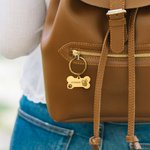 Personalisierte eingraviert Haustier Portrait Foto Name Knochen Form Schlüsselanhänger mit einzelnen Flügeln Charme Geburtstag Jahrestag Memorial Geschenk für Tierliebhaber