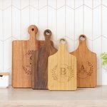 Personalisierte eingraviert Wreath Initial Name Reversible Charcuterie Schneidebrett mit Griff Made in USA Hochzeit Housewarming Geschenk für Familie Paare