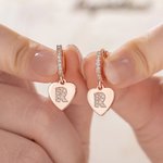 Gepersonaliseerde sierlijke retro hart-vorm initiaal oorbellen met zirkoon Moederdag Verjaardagscadeau voor haar