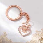 Personalisierte Zirkon Herz geformt Graduation Cap Schlüsselanhänger mit Namen Charme Graduation Souvenir Rucksack Zubehör Geschenk für Absolventen Klassenkameraden