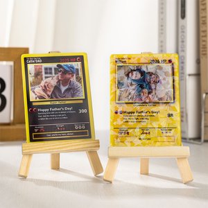 Tarjeta Poke TCG clásica personalizada con texto y soporte de madera regalo de cumpleaños o el Día del Padre para la familia