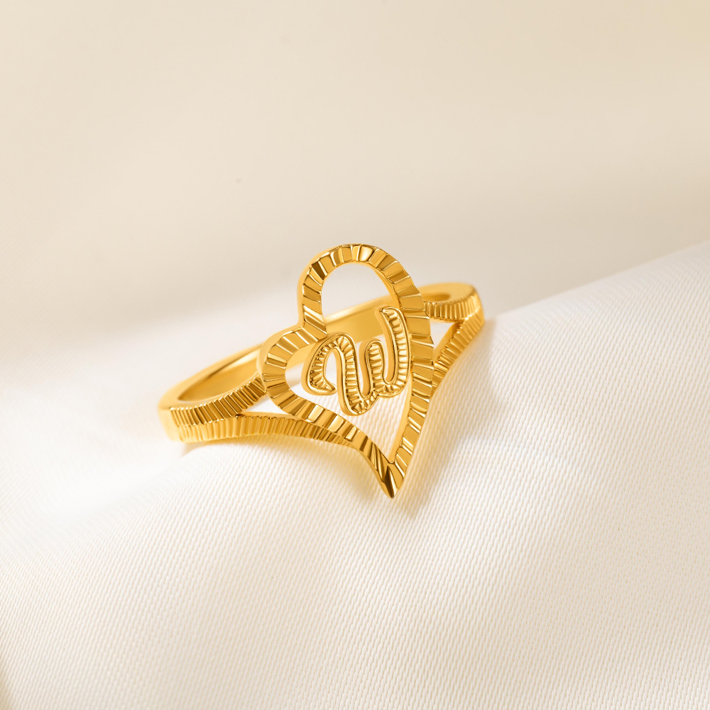 Bague personnalisée en or vintage avec une lettre en forme de coeur inclinée et une initiale Cadeau d'anniversaire pour femme