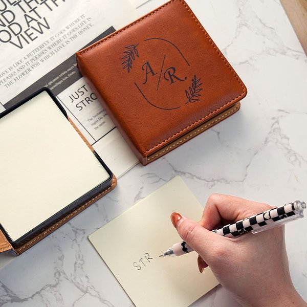 Gepersonaliseerde PU Leren Sticky Note Houder met Tekst en Initialen School Kantoorbenodigdheden Lerarendag Cadeau voor Opvoeder Verpleegkundige Bibliothecaris