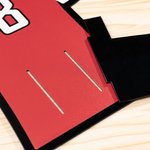 Personalisierte Jersey Form Controller Headset Stand mit Nummer und Name Gaming Zubehör Schreibtisch Dekor Vatertag Geburtstag Geschenk für Ballspiel-Liebhaber