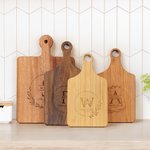 Personalisierte Kranz Initial Name graviert Reversible Charcuterie Schneidebrett mit Text und Datum Grip Hochzeit Housewarming Geschenk für Familie Freunde