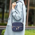 Borsa a tracolla regolabile in nylon personalizzata con personaggio in stile cartone animato e fiore di nascita scomparti multipli per familiari