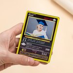 Gepersonaliseerde Afstudeer Klassieke TCG Poke Kaart met Tekst en Standaard Bureaudecor Afstudeerfeest Cadeau voor Afgestudeerden