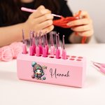 Caja de ganchillo personalizada con dibujos animados y nombre Regalo de cumpleaños para los amantes del punto