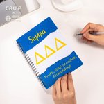 Personalisierte griechische Buchstaben A5 Spirale Notebook mit Text Sorority Bid Day Geschenk für neue Sorority Mitglieder Freunde Girls丨Callie x Affinity Licensing