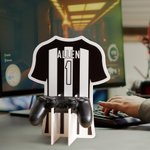 Personalisierte Jersey Form Controller Headset Stand mit Nummer und Name Gaming Zubehör Schreibtisch Dekor Vatertag Geburtstag Geschenk für Ballspiel-Liebhaber