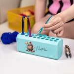 Caja de ganchillo personalizada con dibujos animados y nombre Regalo de cumpleaños para los amantes del punto