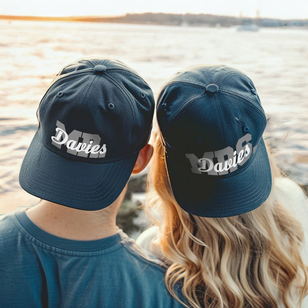 Casquette de baseball assortie avec nom de famille Lot de 2 casquettes de baseball personnalisées Cadeau de voyage pour les nouveaux mariés