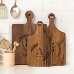 Personalisierte gravierte Girlande Initial Holz Charcuterie Schneidebrett mit Nachnamen und Handle Housewarming Geburtstag Geschenk für Paar Familie