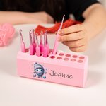 Caja de ganchillo personalizada con dibujos animados y nombre Regalo de cumpleaños para los amantes del punto