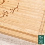 Personalisierte Kranz eingraviert Initial Name FSC Bambus Schneidebrett mit Text und Saft Rille Housewarming Hochzeit Geschenk für Familie Paar