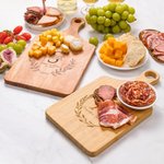 Personalisierte Wreath Initial Reversible Käse Charcuterie Schneidebrett mit eingraviertem Namen und Griff Housewarming Hochzeit Geschenk für Familie Paar