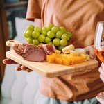 Personalisierte Weizenohren Kranz Initial Reversible Käse Charcuterie Schneidebrett mit Namen und Datum Hochzeit Housewarming Geschenk für Familie Freunde