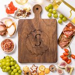 Personalisierte eingraviert Kranz Initial Reversible Käse Charcuterie Schneidebrett mit Griff und Familienname Housewarming Hochzeit Geschenk für Familie Paar