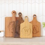 Tabla Reversible para Cortar Queso y Embutidos Personalizada con Nombre Inicial Corona Grabada y Agarre Regalo de Boda para Pareja Familia