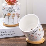Personalisierte erste Mama jetzt Oma 1-12 Geburt Blumen keramische Sukkulente Pflanzer Topf mit Namen und Bambus Basis Muttertag Geschenk für Mama Oma