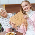 Tabla de cortar embutidos de bambú FSC personalizada y grabada con 1 a 8 nombres y ranura para zumo Regalo de cumpleaños del Día de la Madre para mamá abuela