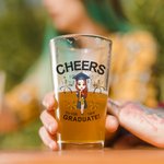 Personalisierte Grad Cap Cartoon Charakter 16 oz Bierglas mit Namen und Jahr Graduation Party Keepsake Geschenk für Absolventen