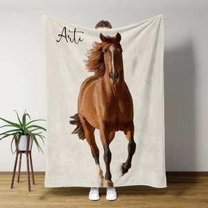 Coperta personalizzata multicolore in stile acquerello con foto di cavalli e nome, regalo di compleanno equestre per gli appassionati di cavalli.