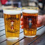 Personalisierte Grad Cap Cartoon Charakter 16 oz Bierglas mit Namen und Jahr Graduation Party Keepsake Geschenk für Absolventen