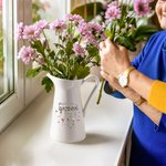 Personalisierte Schmetterling Geburtsblumen Garten Keramik Vase mit Titel und 1-8 Namen Haus Deko Geburtstag Muttertag Geschenk für Mama Oma