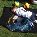 Personalisierte dynamische Fußball weiche schwarze Wurfdecke mit Namen Warm Home Decor Geburtstagsgeschenk für Kinder Fußballliebhaber