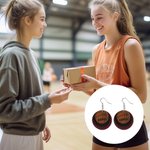 Personalisierte Multicolor Basketball einzelne doppelte dreifache Schichten PU Leder Ohrstecker baumeln Ohrringe mit Text Game Day Geschenk für Basketball-Liebhaber Mom