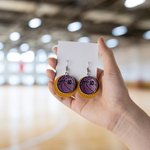 Personalisierte Multicolor Basketball einzelne doppelte dreifache Schichten PU Leder Ohrstecker baumeln Ohrringe mit Text Game Day Geschenk für Basketball-Liebhaber Mom