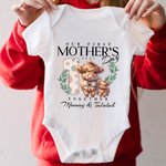 Personalisierte Our First Mother's Day Hochland Kuh 100% Baumwolle Baby Bodysuit Passende T-Shirt mit Namen und Jahr 1st Mother's Day Geschenk für Baby Mama