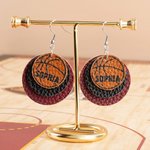 Personalisierte Multicolor Basketball einzelne doppelte dreifache Schichten PU Leder Ohrstecker baumeln Ohrringe mit Text Game Day Geschenk für Basketball-Liebhaber Mom