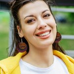 Personalisierte Multicolor Basketball einzelne doppelte dreifache Schichten PU Leder Ohrstecker baumeln Ohrringe mit Text Game Day Geschenk für Basketball-Liebhaber Mom