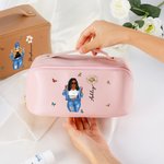 Personalisierte Geburtstag Blume Cartoon Mädchen Leder breite Öffnung Kosmetiktasche mit Namen gedruckt Reise Lagerung Geburtstag Geschenk geeignet für Frauen