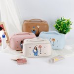 Personalisierte Geburtstag Blume Cartoon Mädchen Leder breite Öffnung Kosmetiktasche mit Namen gedruckt Reise Lagerung Geburtstag Geschenk geeignet für Frauen