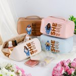Personalisierte Mode Cartoon Hip Hop Mädchen Leder breite Öffnung Make-up-Tasche mit Namen Geburtstag Ermutigung Affirmation Geschenk für Frauen