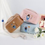 Personalisierte Geburtstag Blume Cartoon Mädchen Leder breite Öffnung Kosmetiktasche mit Namen gedruckt Reise Lagerung Geburtstag Geschenk geeignet für Frauen