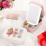 Personalisierte Bibel Cartoon Mom Holding Baby Schmuckkästchen mit einstellbaren LED Make-up-Spiegel Reise Essentials Geburtstag Muttertag Geschenk für Frauen