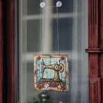Personalisierte Nähmaschine Name Suncatcher Fenster hängen mit hängenden Kette und zwei Haken Raumdekoration Geburtstag Muttertag Geschenk für Sewing Lover