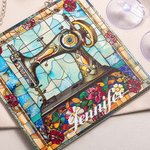 Personalisierte Nähmaschine Name Suncatcher Fenster hängen mit hängenden Kette und zwei Haken Raumdekoration Geburtstag Muttertag Geschenk für Sewing Lover