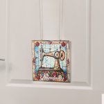 Personalisierte Nähmaschine Name Suncatcher Fenster hängen mit hängenden Kette und zwei Haken Raumdekoration Geburtstag Muttertag Geschenk für Sewing Lover