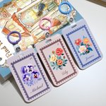 Personalisierte Retro Briefmarke Geburtsblume Kartenhülle mit Namen und Datum Reisen Büro Zubehör Geburtstag Geschenk für Damen Mitarbeitende